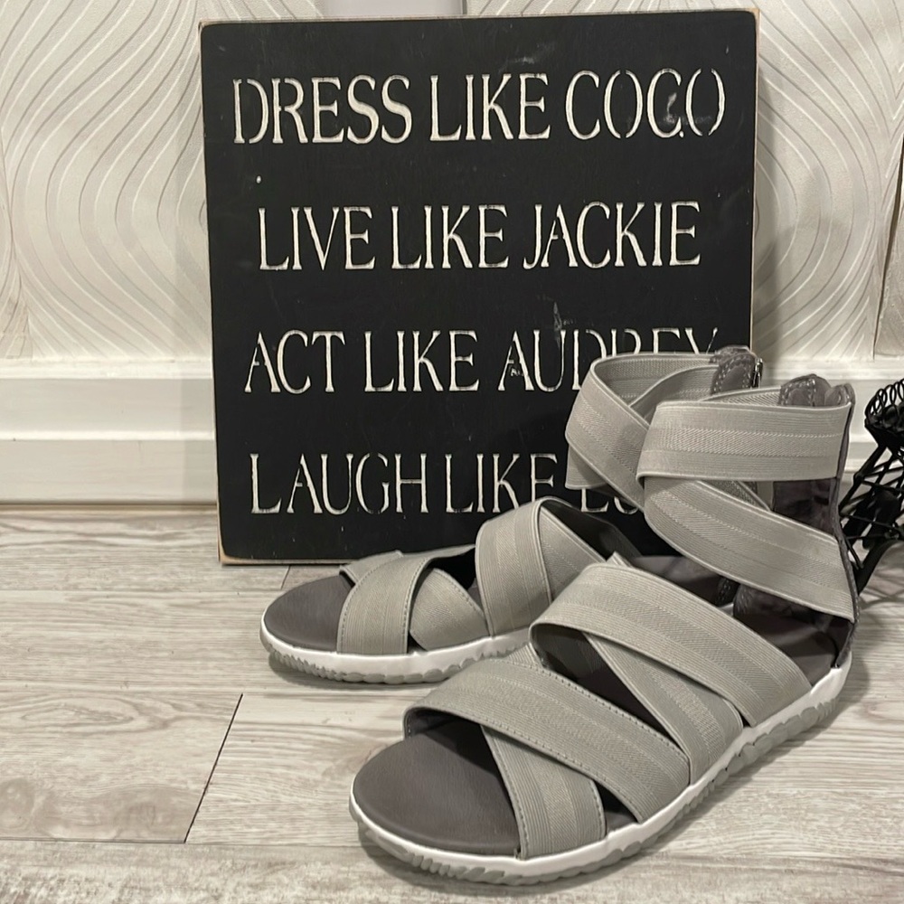 Size 6.5 gray wrap around Sorel shoes
